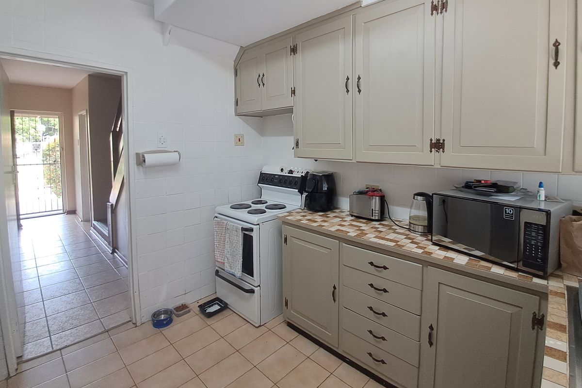 TAYBANK 3 BED 1.5 BATH DUPLEX WITH PARKING FOR SALE - Photo 2