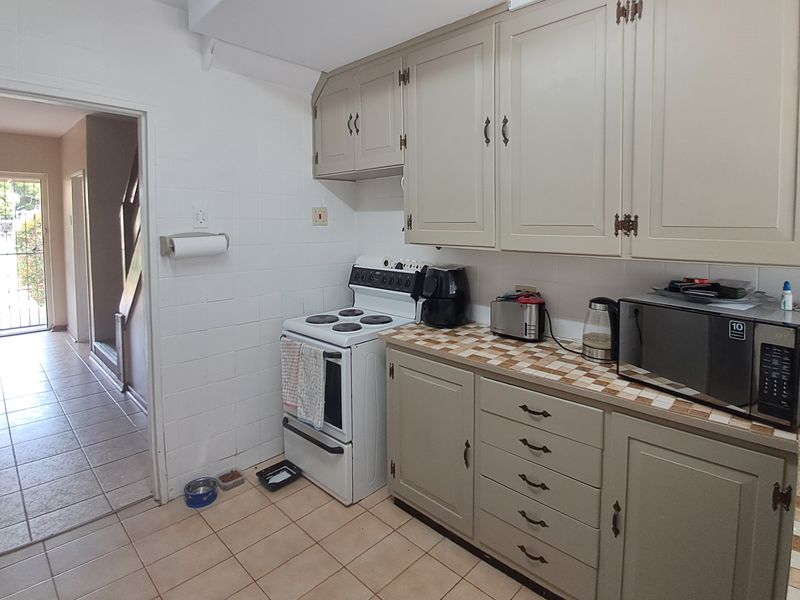 TAYBANK 3 BED 1.5 BATH DUPLEX WITH PARKING FOR SALE - Photo 2