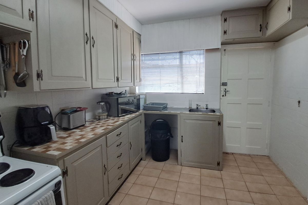 TAYBANK 3 BED 1.5 BATH DUPLEX WITH PARKING FOR SALE - Photo 3
