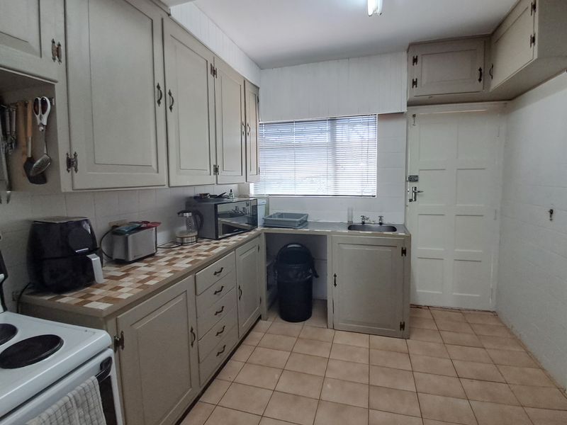 TAYBANK 3 BED 1.5 BATH DUPLEX WITH PARKING FOR SALE - Photo 3