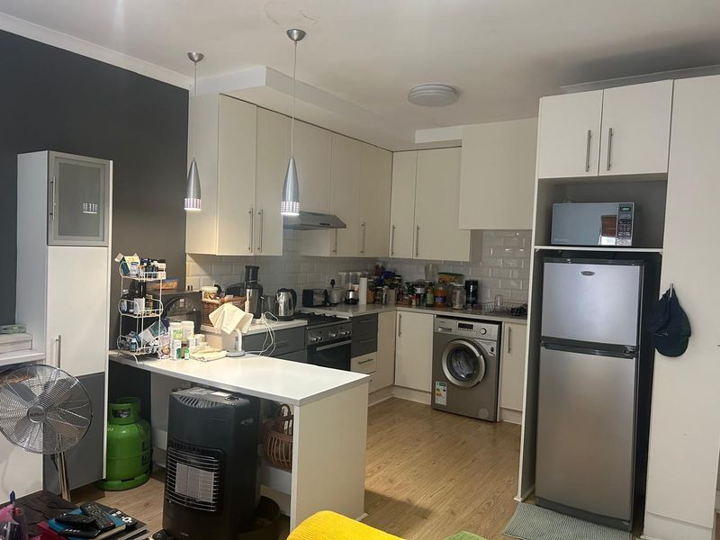 Modern Fully Furnished 1-Bedroom Ground Floor Studio (NO PARKING) - Photo 3
