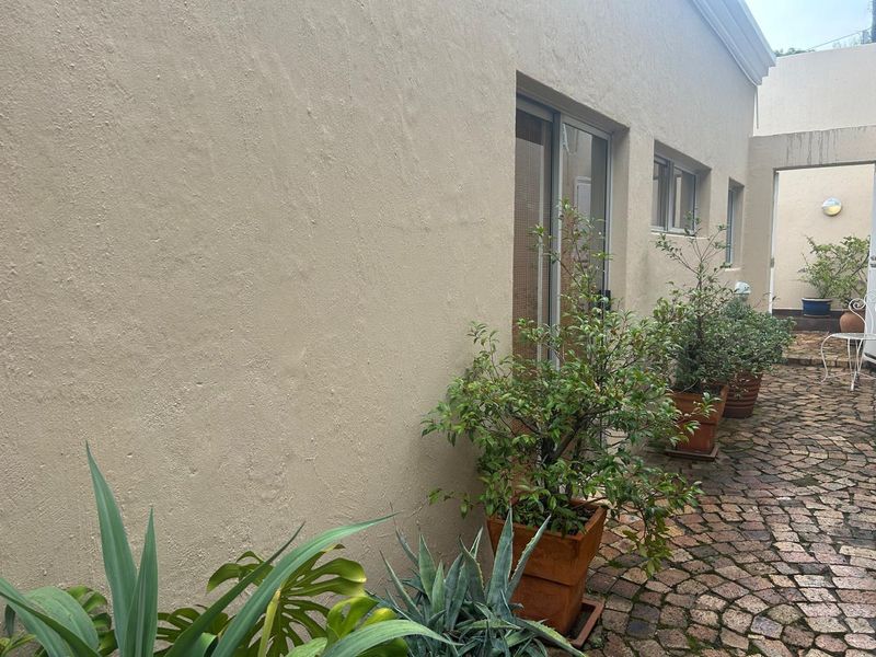 Modern Fully Furnished 1-Bedroom Ground Floor Studio (NO PARKING) - Photo 10