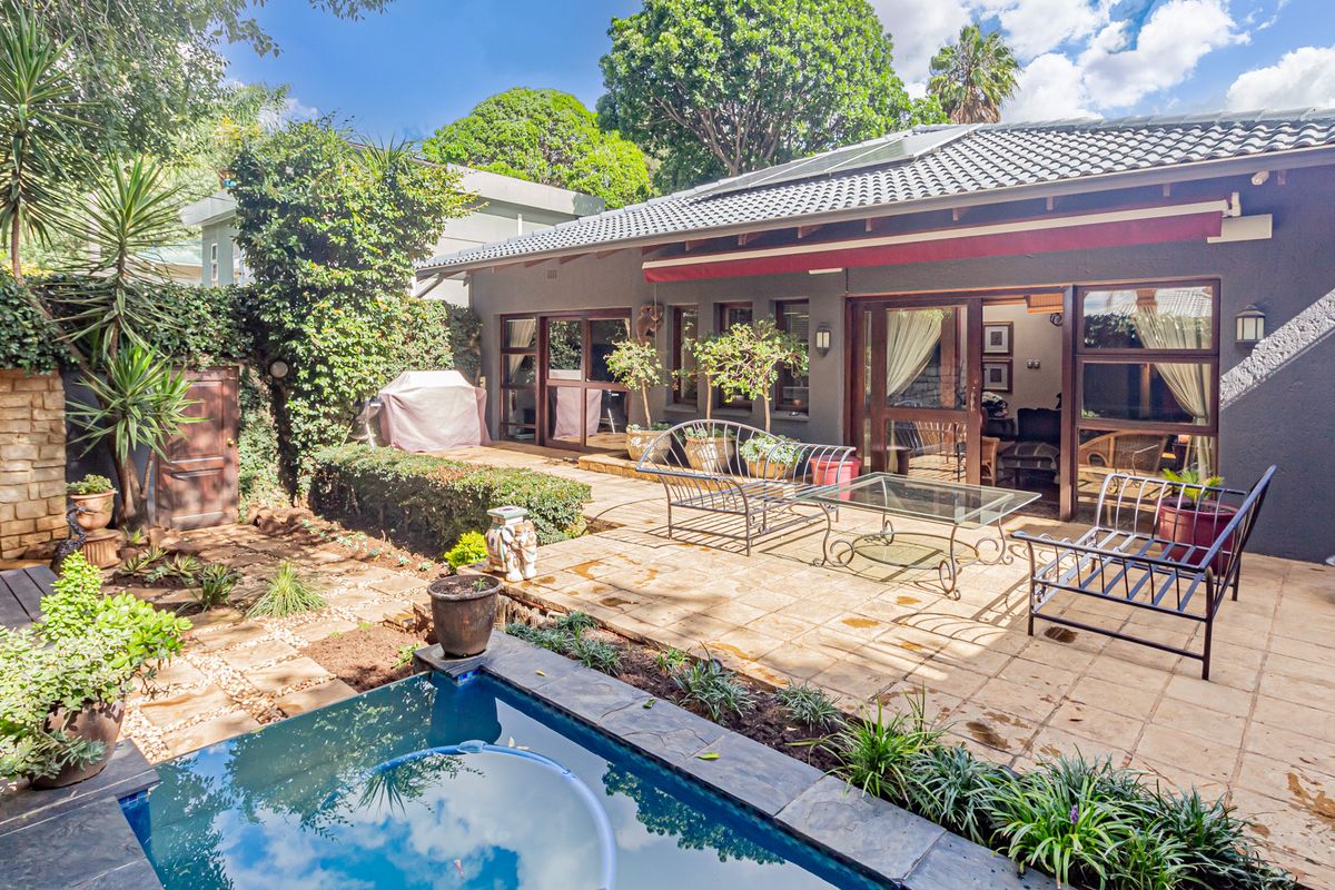 LIVE THE DREAM! HOME WITH STYLE AND FLAIR AND A SENSE OF EASE... - Photo 2