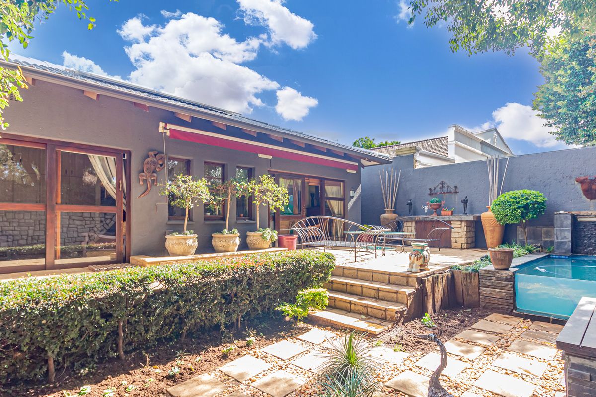 LIVE THE DREAM! HOME WITH STYLE AND FLAIR AND A SENSE OF EASE... - Photo 3