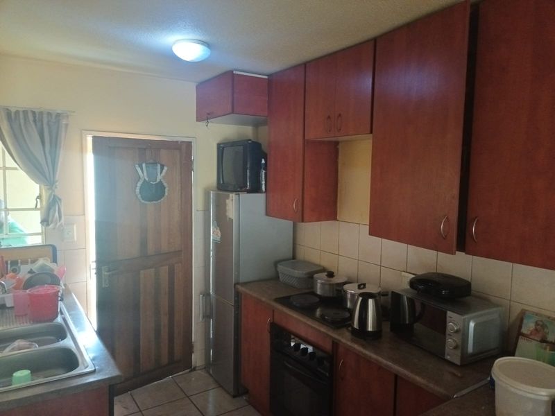 Two bedroom Flat For Sale - Photo 7