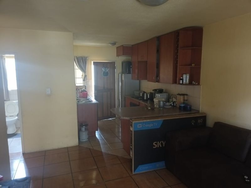 Two bedroom Flat For Sale - Photo 2