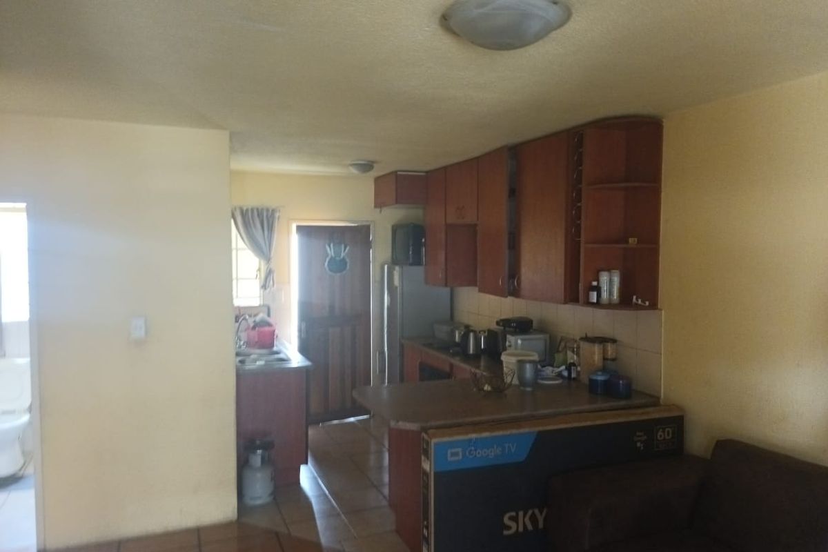 Two bedroom Flat For Sale - Photo 5