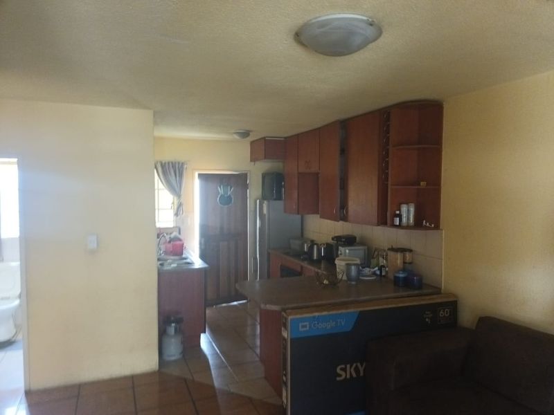 Two bedroom Flat For Sale - Photo 5