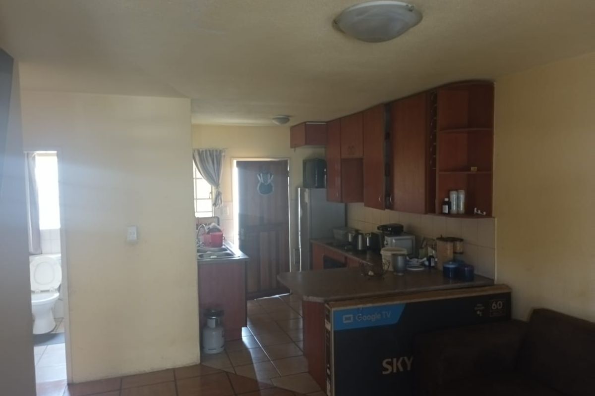 Two bedroom Flat For Sale - Photo 4