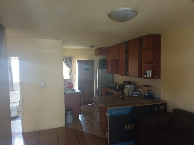 Two bedroom Flat For Sale - Photo 4