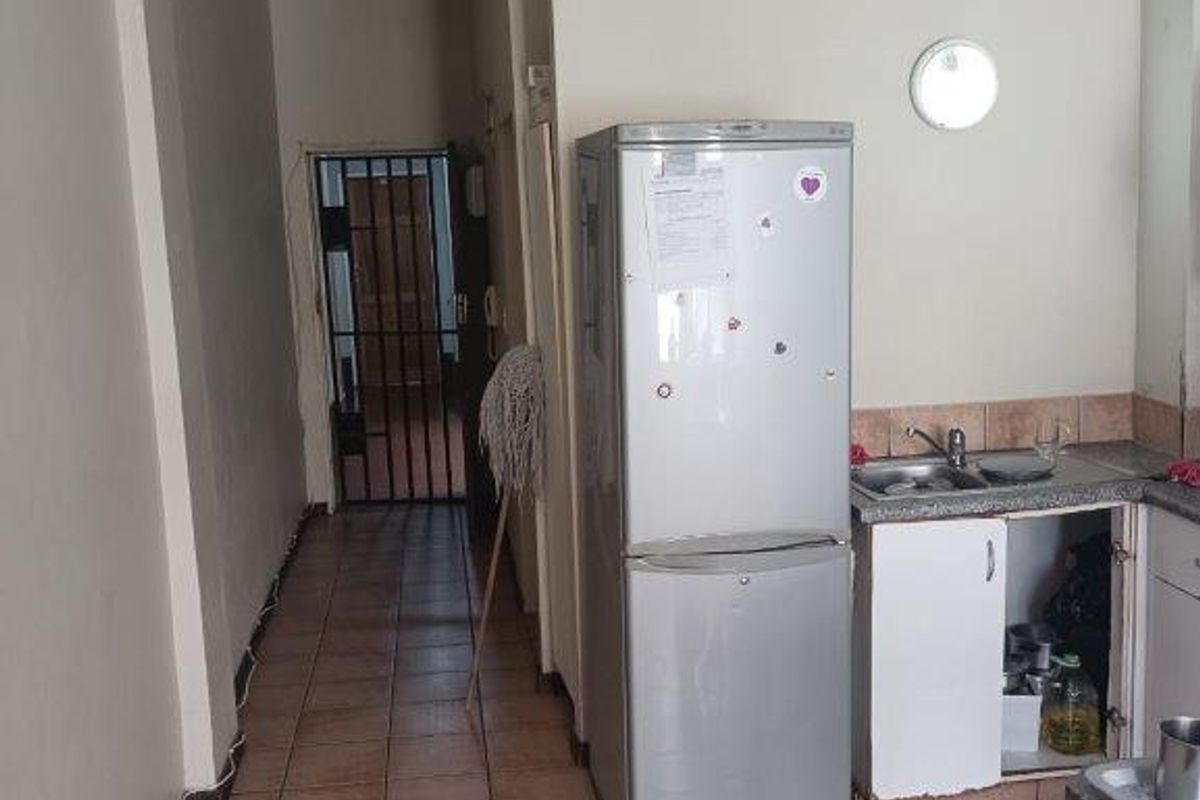 1 Bed Flat for sale with Parking! - Photo 2