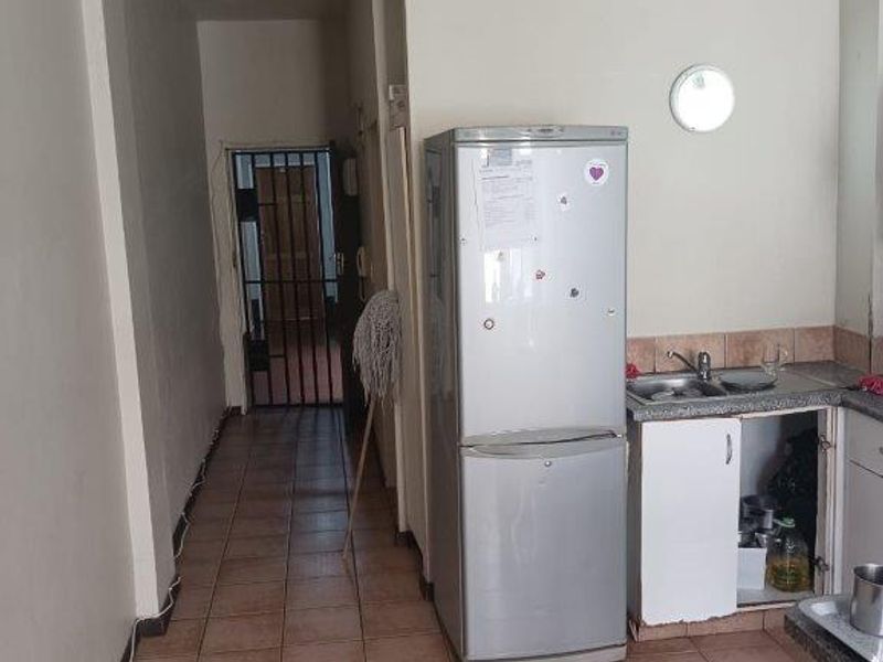1 Bed Flat for sale with Parking! - Photo 2