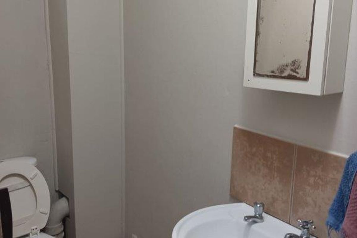 1 Bed Flat for sale with Parking! - Photo 4