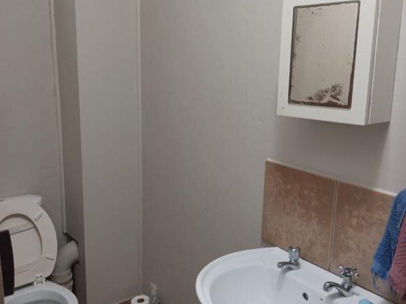 1 Bed Flat for sale with Parking! - Photo 4