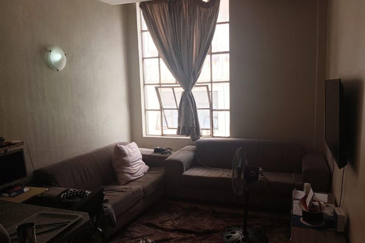 1 Bed Flat for sale with Parking! - Photo 3