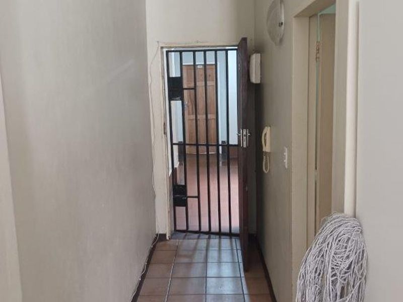 1 Bed Flat for sale with Parking! - Photo 9