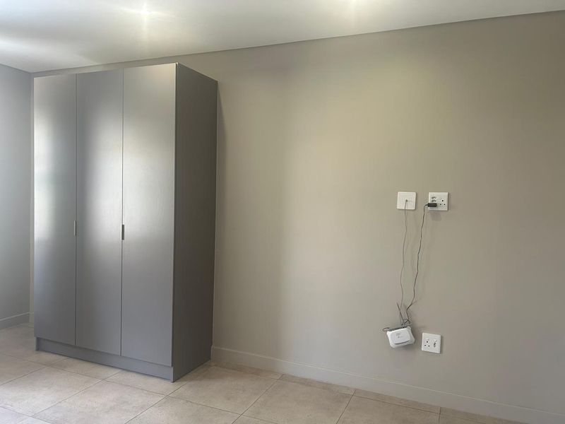 Luxury Studio Apartment for an Investor in Sandton - Tenant in Place until Jan 2027 - R8,000pm - Photo 8