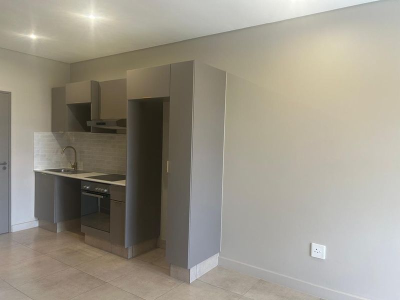 Luxury Studio Apartment for an Investor in Sandton - Tenant in Place until Jan 2027 - R8,000pm - Photo 7