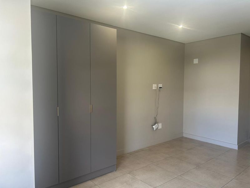 Luxury Studio Apartment for an Investor in Sandton - Tenant in Place until Jan 2027 - R8,000pm - Photo 6