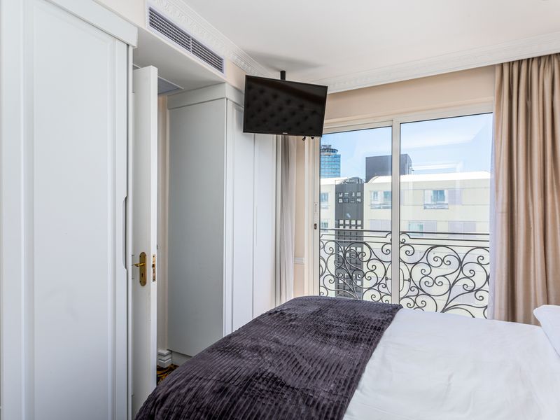 Furnished apartment with incredible VIEWS-Front facing in Versailles - Photo 9