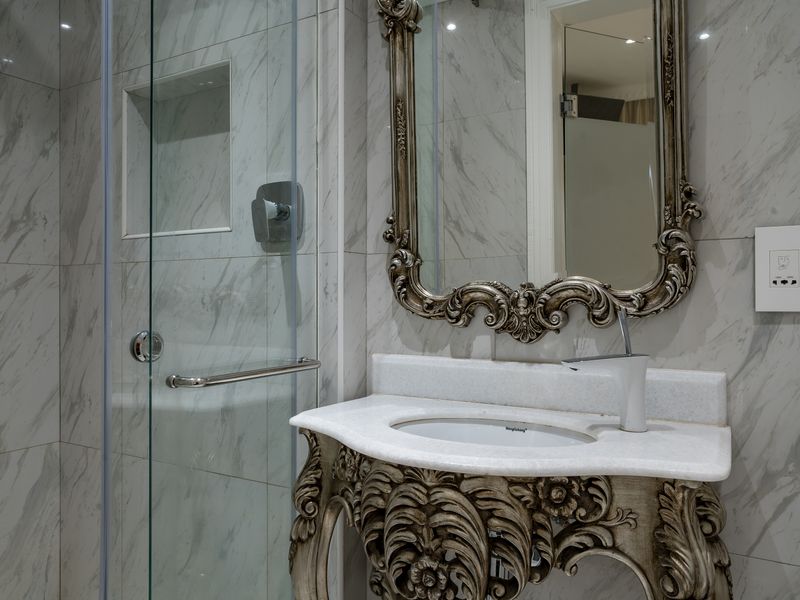 Luxurious furnished apartment in Versailles - Photo 9