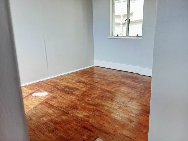 CENTRAL 2 BED 1.5 BATH APARTMENT WITH PARKING FOR RENT - Photo 2