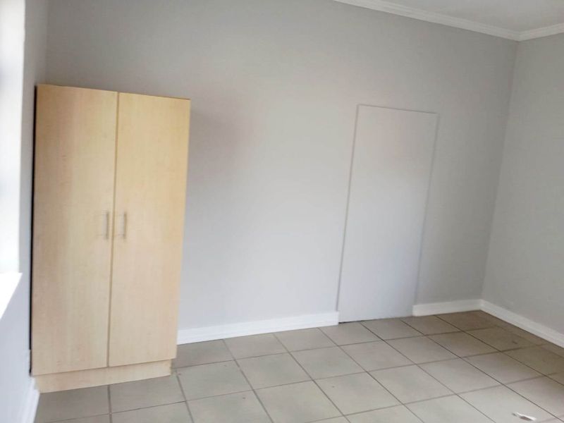 CENTRAL 2 BED 1.5 BATH APARTMENT WITH PARKING FOR RENT - Photo 5