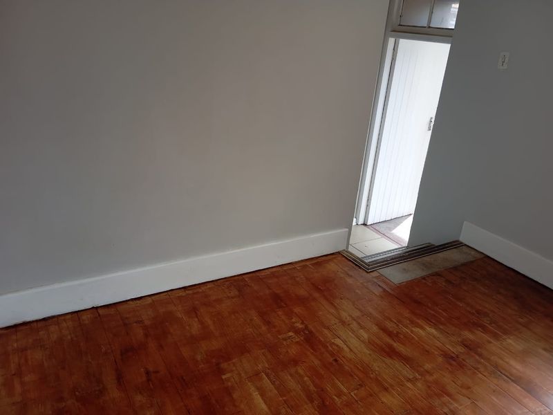 CENTRAL 2 BED 1.5 BATH APARTMENT WITH PARKING FOR RENT - Photo 4