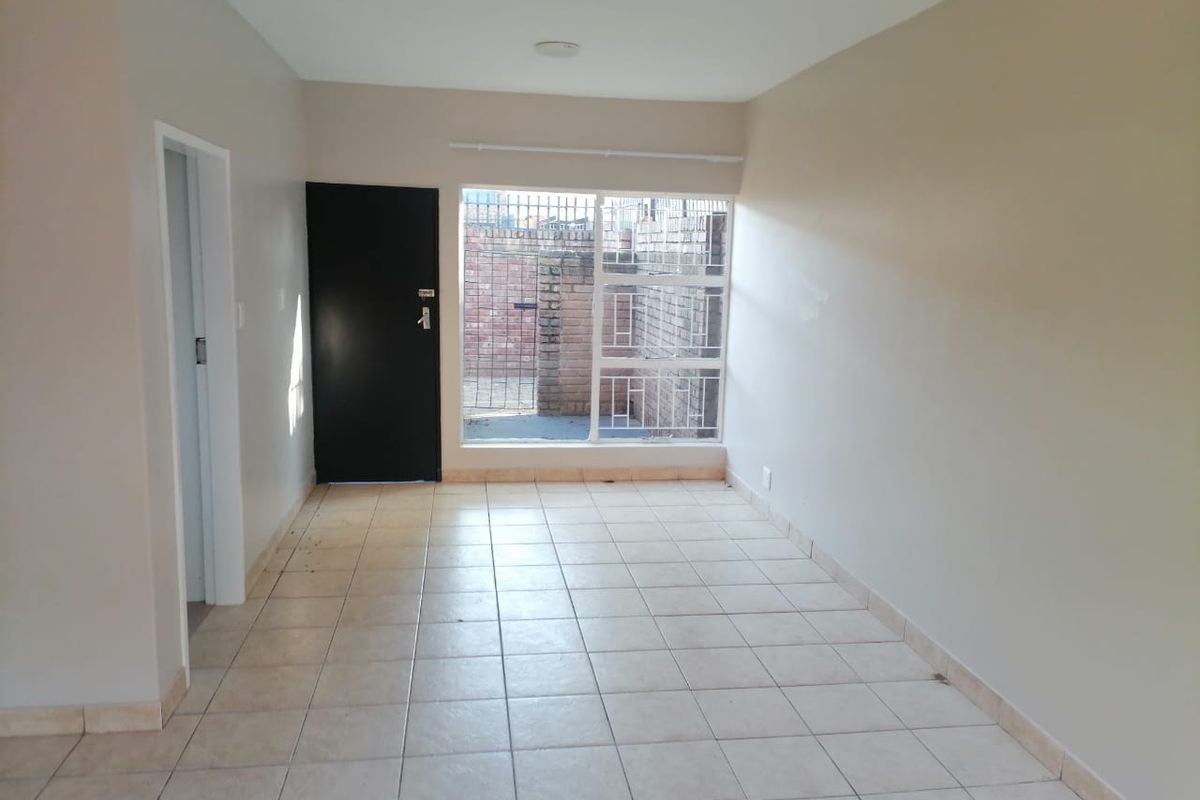 Newly Renovated 2-Bedroom Duplex for Sale –580 000! - Photo 3