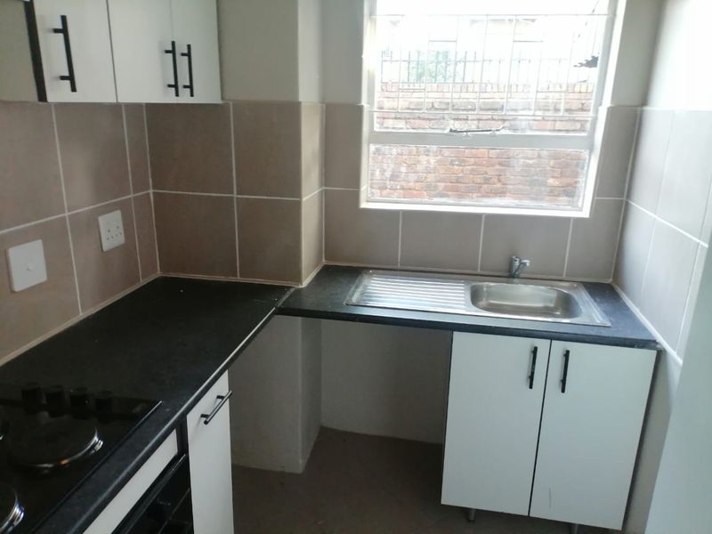 Newly Renovated 2-Bedroom Duplex for Sale –580 000! - Photo 10