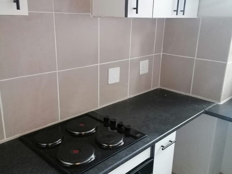 Newly Renovated 2-Bedroom Duplex for Sale –580 000! - Photo 9