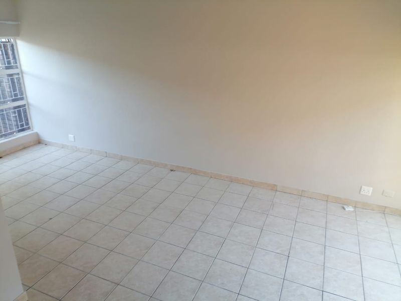 Newly Renovated 2-Bedroom Duplex for Sale –580 000! - Photo 8