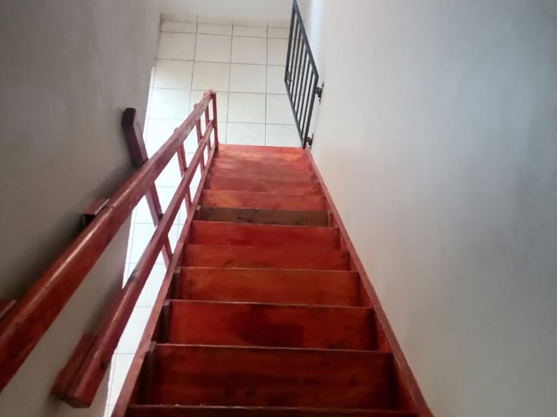 Newly Renovated 2-Bedroom Duplex for Sale –580 000! - Photo 5