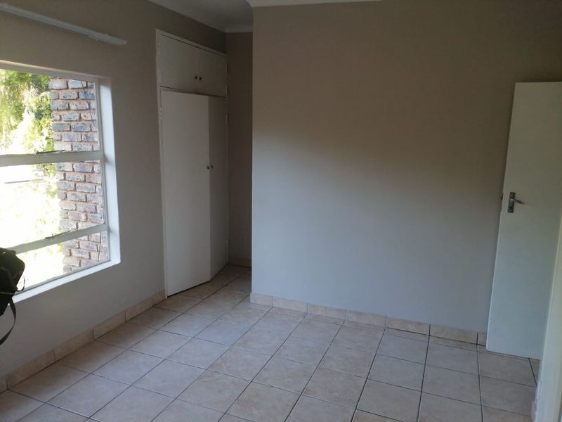 Newly Renovated 2-Bedroom Duplex for Sale –580 000! - Photo 7