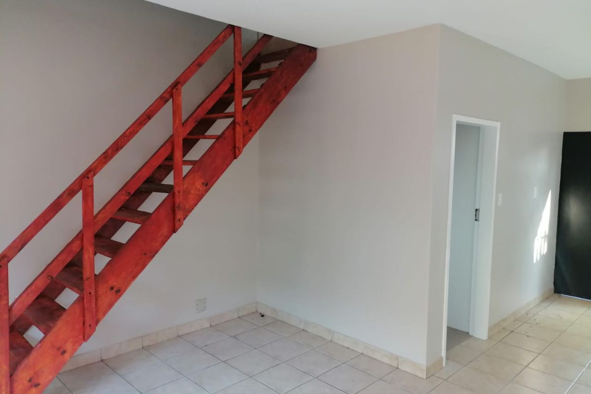 Newly Renovated 2-Bedroom Duplex for Sale –580 000! - Photo 4