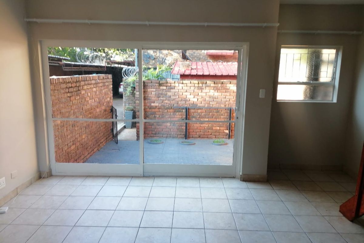 Newly Renovated 2-Bedroom Duplex for Sale –580 000! - Photo 2