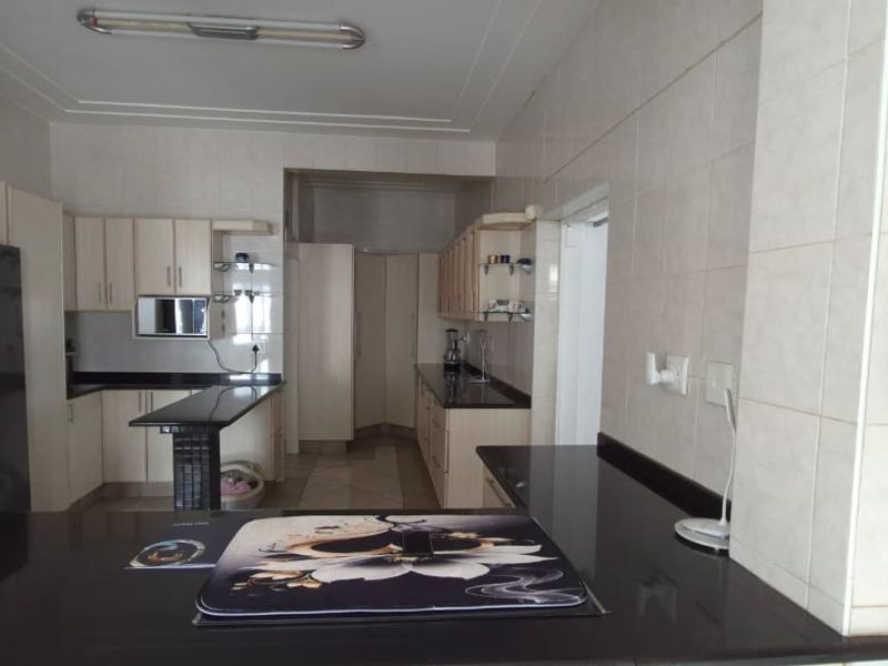 Incredible Mansion in Selection Park - Photo 8