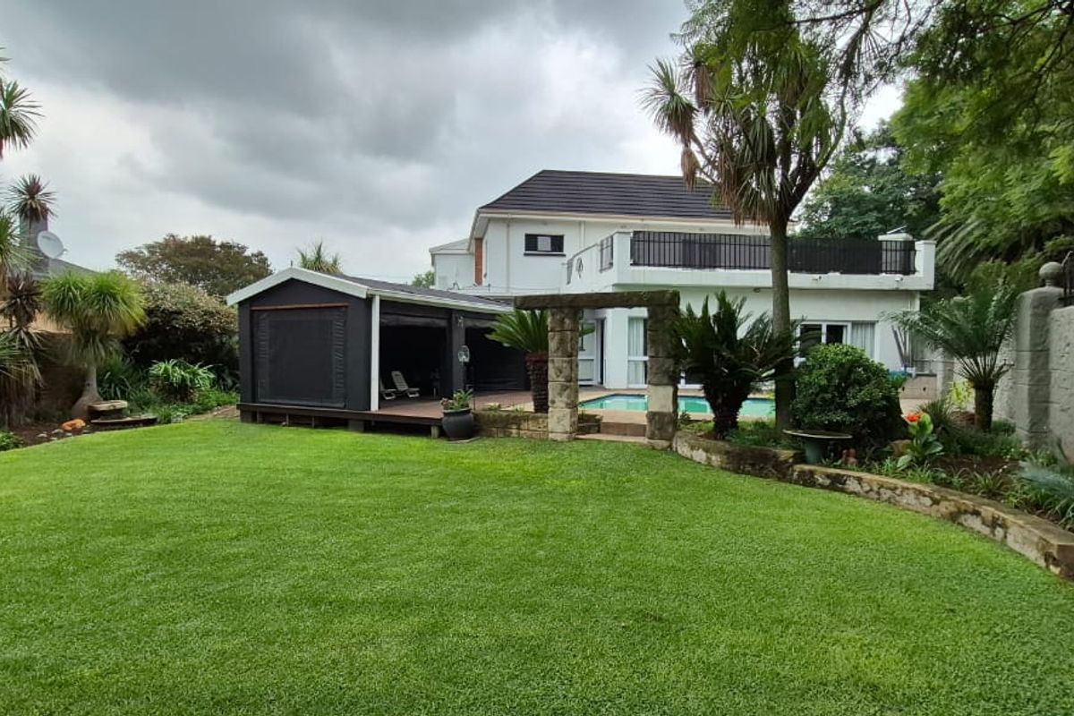 Incredible Mansion in Selection Park - Photo 2