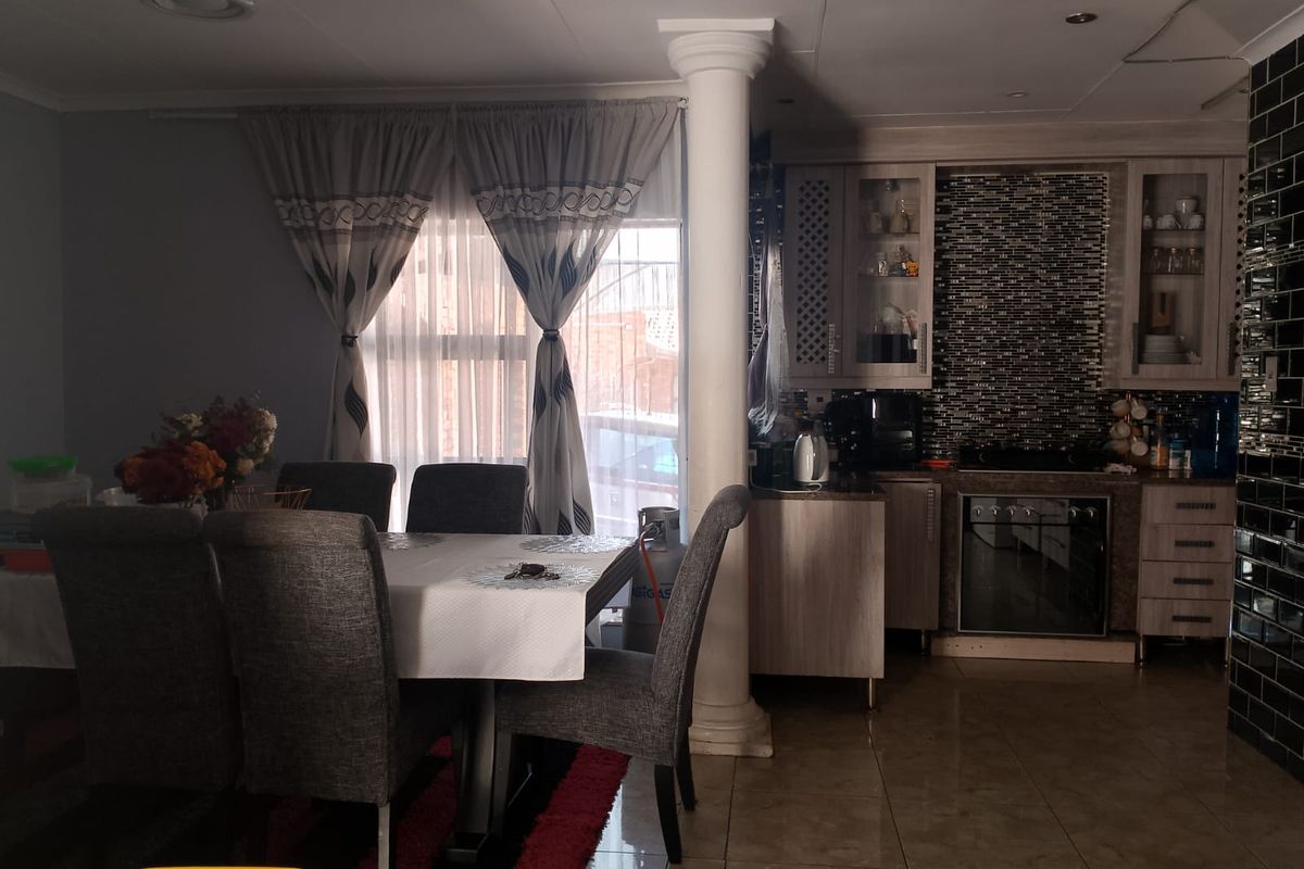 4 Bedroom Townhouse For Sale  in Benoni Central - Photo 2