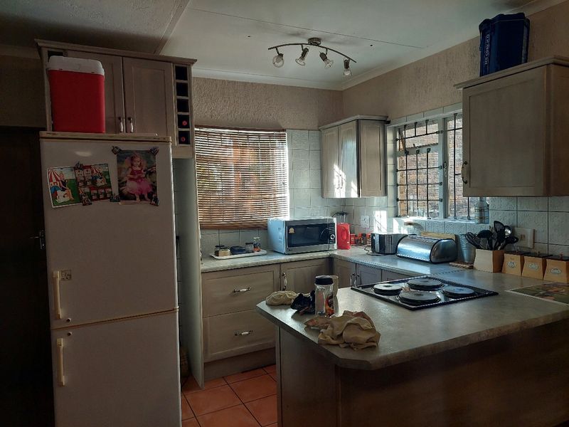 3 Bedroom with a Study To Let in West Acres - Photo 5