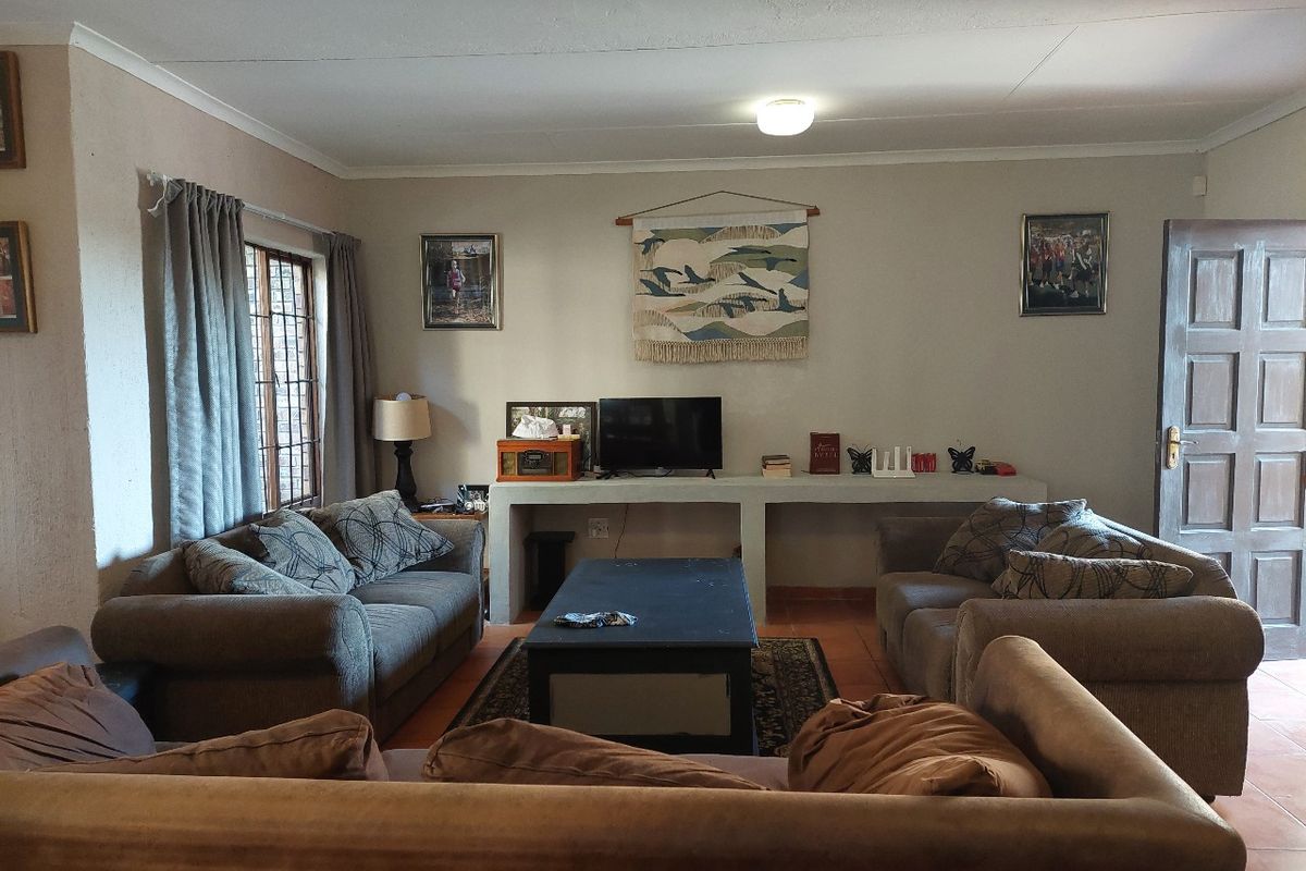 3 Bedroom with a Study To Let in West Acres - Photo 3