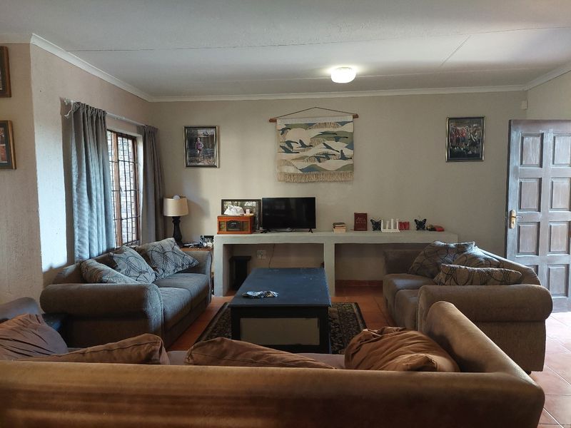 3 Bedroom with a Study To Let in West Acres - Photo 3
