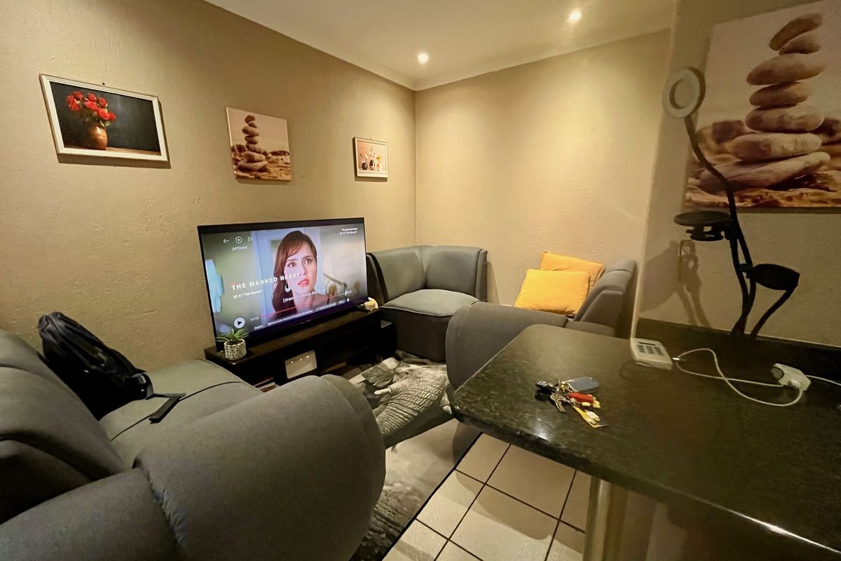 1 Bedroom Apartment to Let In Jones Place - Photo 2