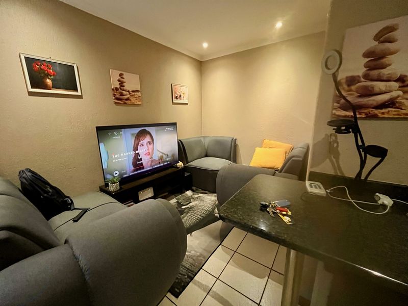 1 Bedroom Apartment to Let In Jones Place - Photo 2