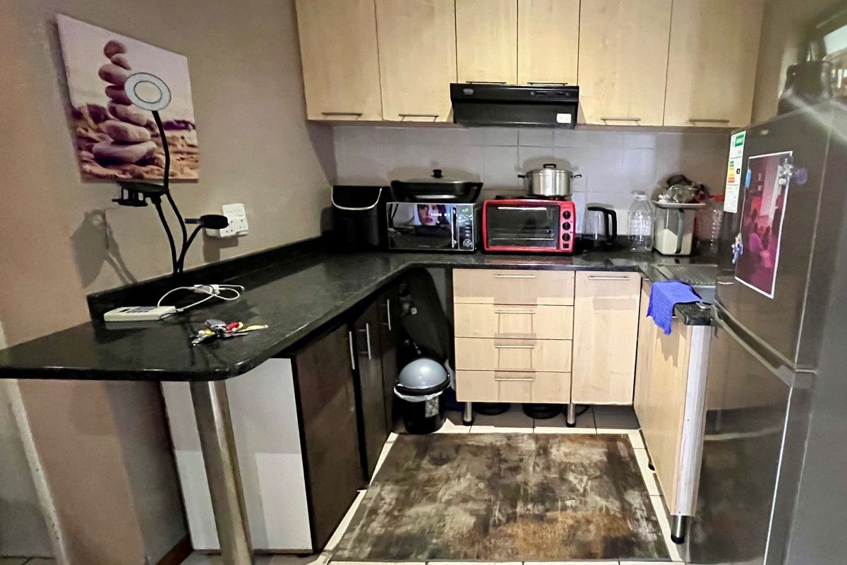 1 Bedroom Apartment to Let In Jones Place - Photo 3