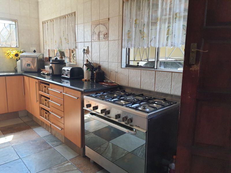 Incredible Home in Brenthurst - Photo 5