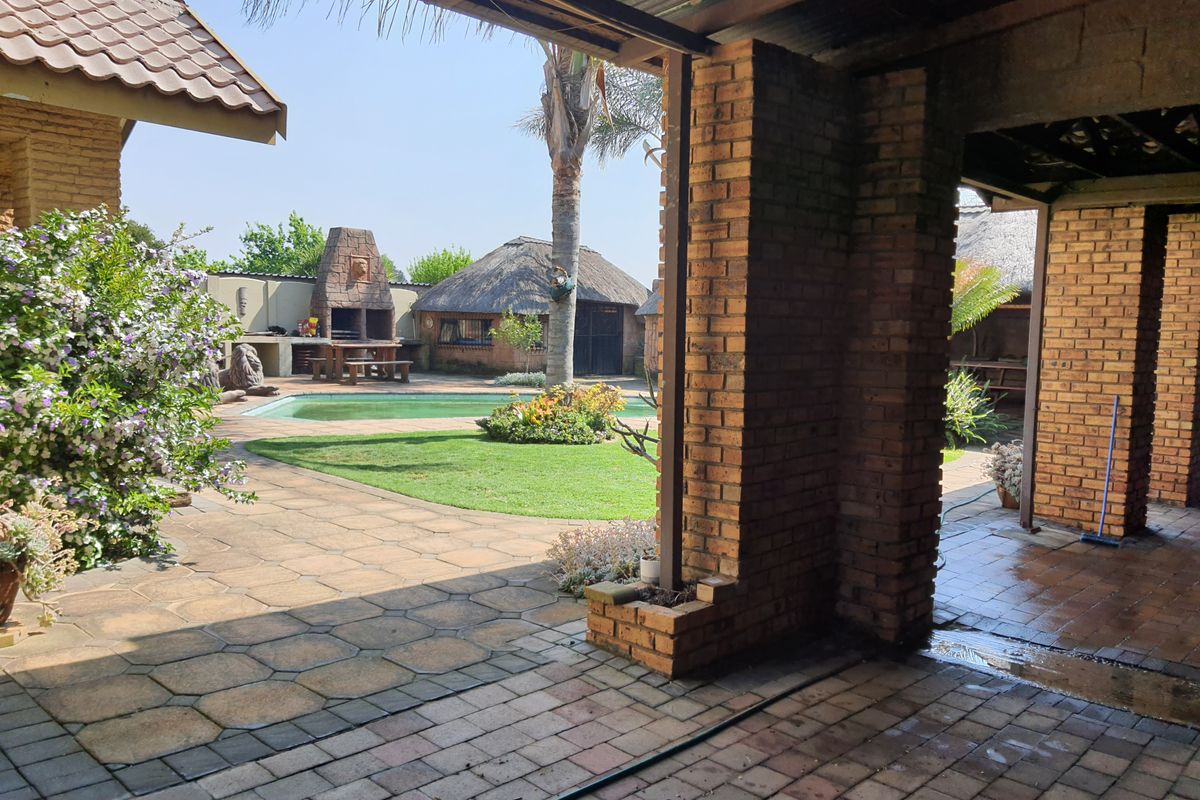 Incredible Home in Brenthurst - Photo 2