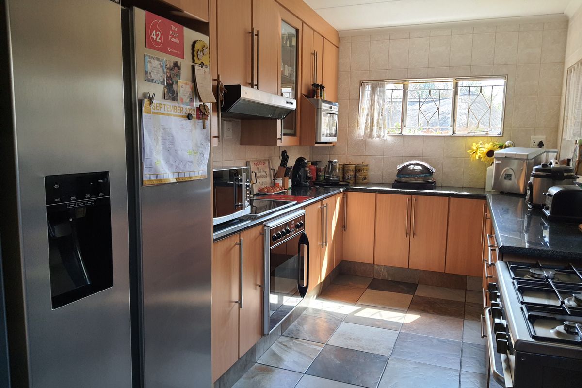 Incredible Home in Brenthurst - Photo 4