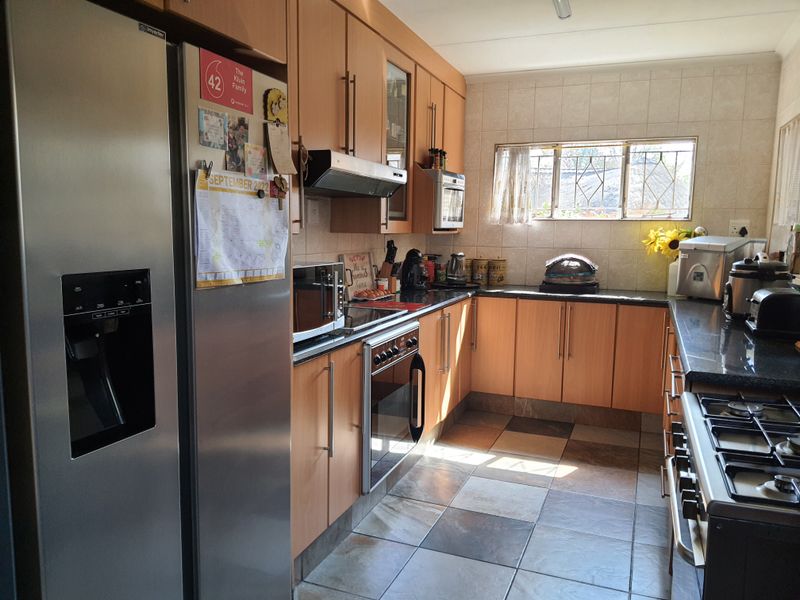 Incredible Home in Brenthurst - Photo 4