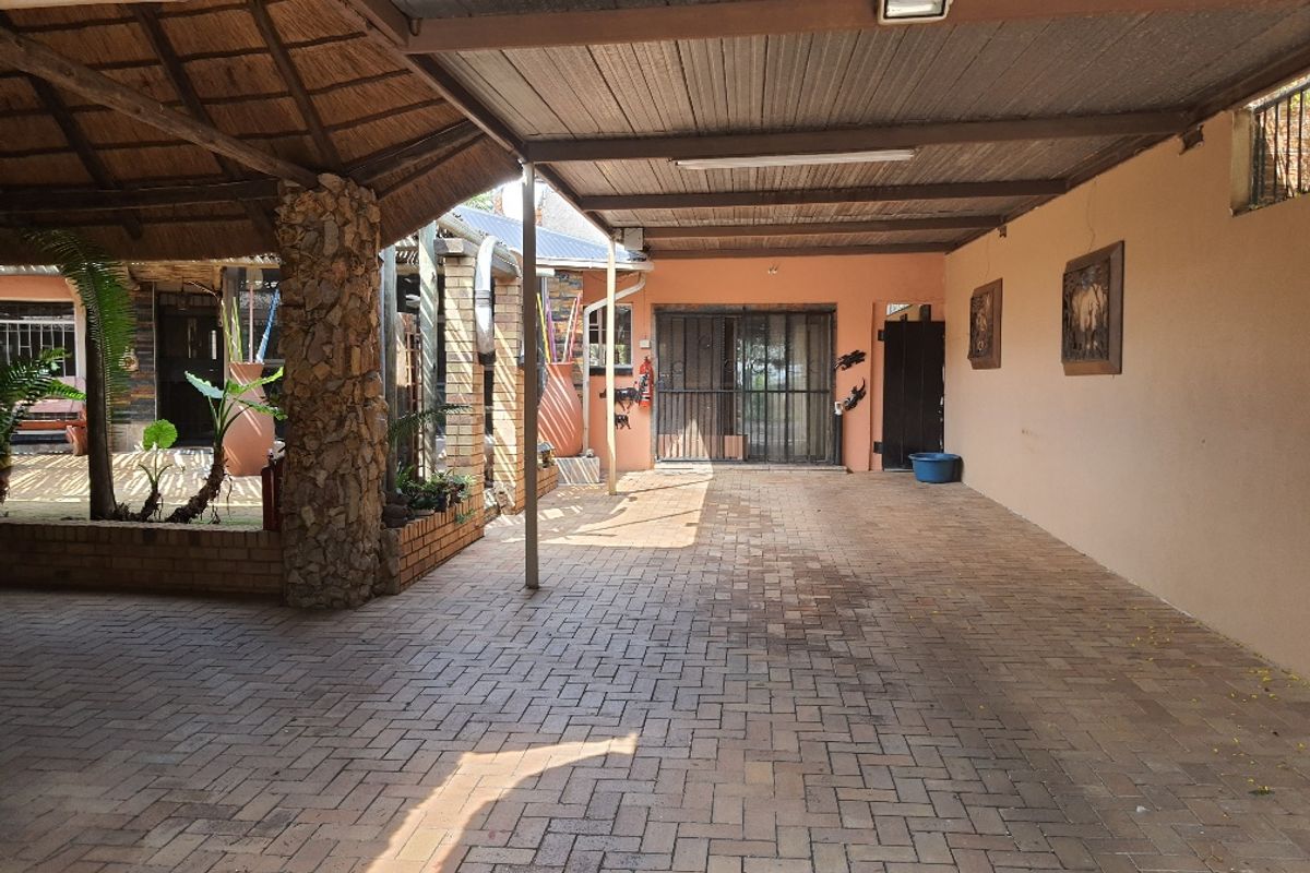 Luxury Living In Brenthurst - Photo 2